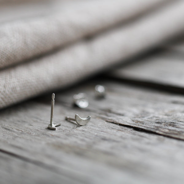 Crescent moon stud earring
