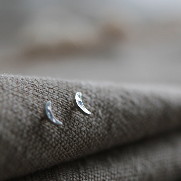 Crescent moon stud earring
