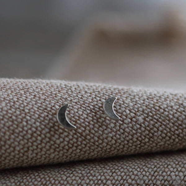 Crescent moon stud earring