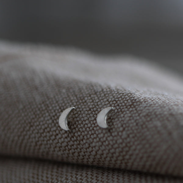 Crescent moon stud earring
