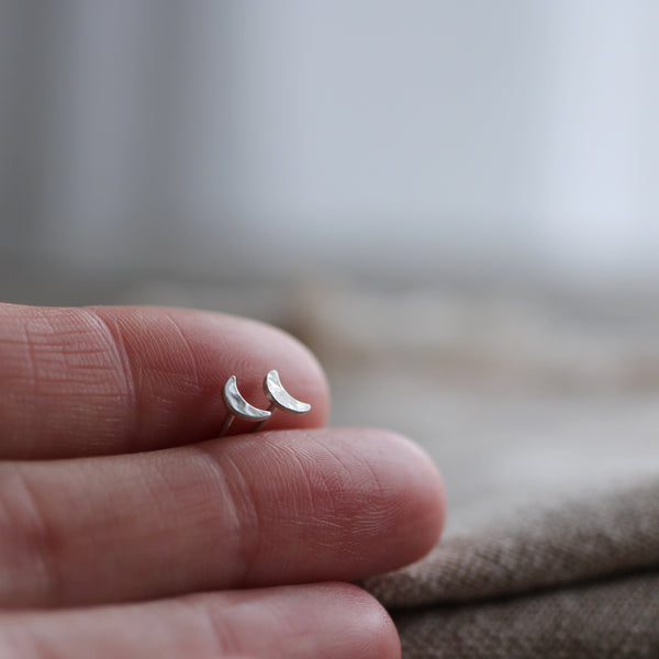 Crescent moon stud earring