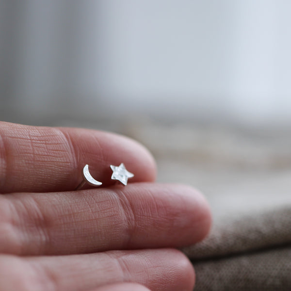 Crescent moon stud earring